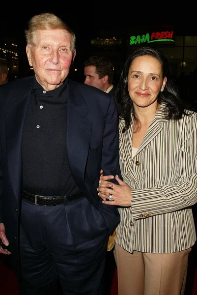 Sumner redstone en vrouw paula — Stockfoto