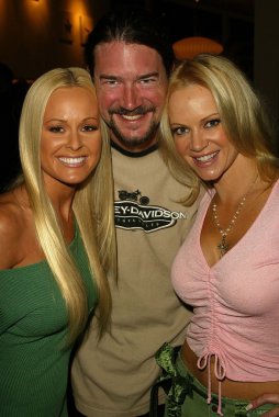 Katie lohmann, terry moore ve rahibe barbara moore