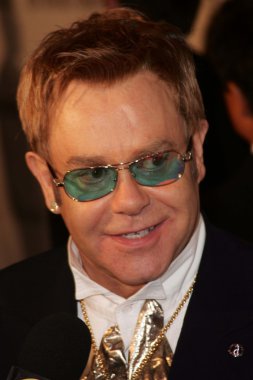 un coche cubierto de nieve