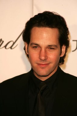 un coche cubierto de nieve