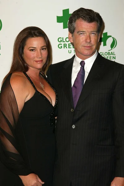 Global green usa utmärkelser tillkännagivande. Keely shae smith och pierce brosnan — Stockfoto