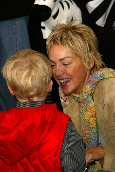 Sharon stone i syn roan — Zdjęcie stockowe