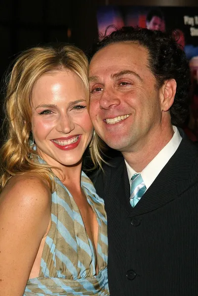 Julie benz i john kassir — Zdjęcie stockowe