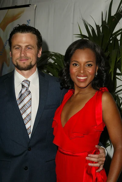 Kerry washington en david Moskou op de 57e jaarlijkse schrijvers guild awards - aankomsten, hollywood palladium, hollywood, ca 02-19-05 — Stockfoto