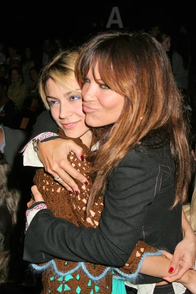 Samaire Armstrong et Robin Antin — Photo