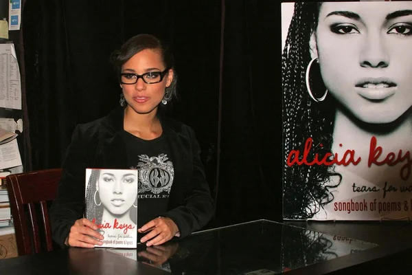Alicia Keys di pesta tanda tangan Alicia Keys dan buku pertamanya, Tears For Water at Book Soup, West Hollywood, CA. 11-12-04 — Stok Foto