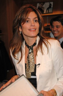 Cindy Crawford Promotes The Visa Signature Card