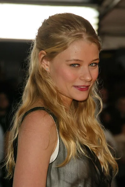 Emilie de Ravin — Stockfoto