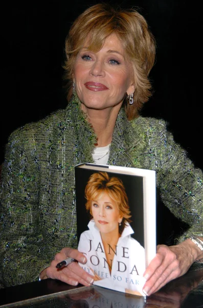 Jane Fonda firma il suo libro "La mia vita finora " — Foto Stock