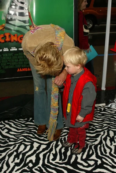 Sharon stone en zoon roan — Stockfoto