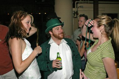 Evrensel citywalk St patrick's günü pub tarama