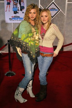 Alyson Michalka, Amanda Michalka