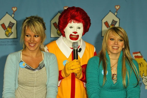 Dünya çocuk günü 2004 başladı McDonald's — Stok fotoğraf