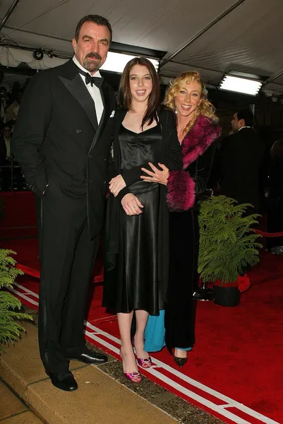 Tom selleck (center), dotter hannah och hustru jillie mack — Stockfoto