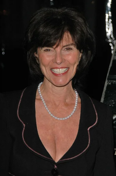 Adrienne barbeau bei der premiere von carnivale, paramount studios, hollywood, ca 01-06-05 — Stockfoto