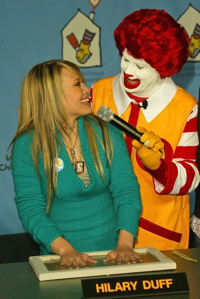 McDonald 's Kicks Off World Children' s Day 2004 — стоковое фото