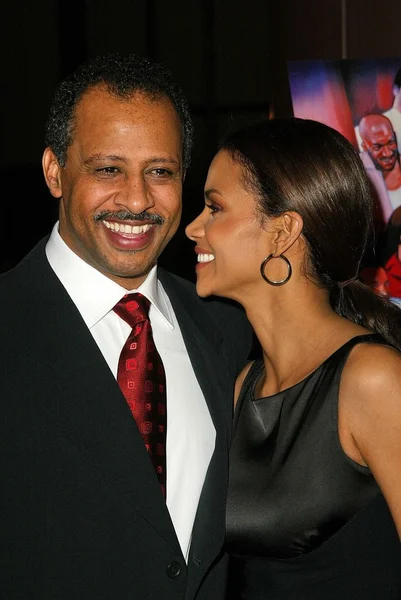 Halle berry och ruben santiago-hudson — Stockfoto