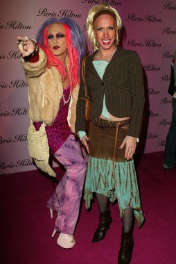 Alexis arquette ve arkadaşının Paris hilton parfüm piyasaya partide 5900 wilshire Bulvarı los angeles, ca. 12-03-04
