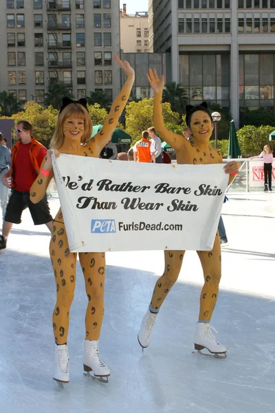 Hot PETA "Leopard Ladies" Anti-fourrure Icecapade — Photo