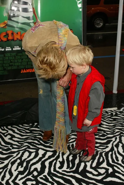 Sharon stone en zoon roan — Stockfoto