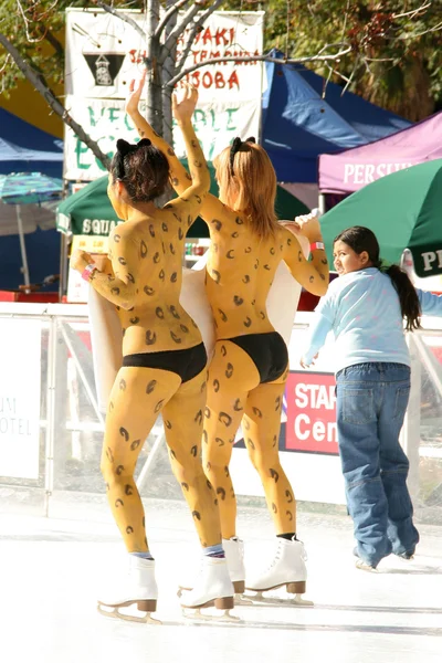 PETA 's Hot "Leopard Ladies" Anti-Fur Icecapade — стоковое фото