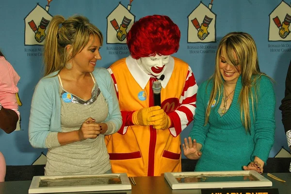 Dünya çocuk günü 2004 başladı McDonald's — Stok fotoğraf