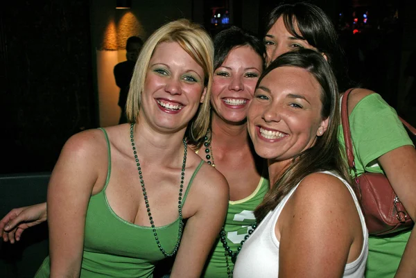 Universal citywalk st. patrick 's day pub crawl — Stockfoto