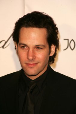 un coche cubierto de nieve