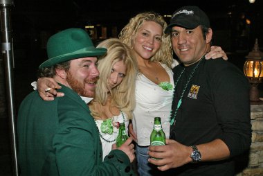 Evrensel citywalk St patrick's günü pub tarama