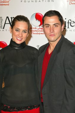 Katie chonacas ve jose antonio de ömrü boyunca 8 basit kuralları döküm tarafından barındırılan Sanat Vakfı yararına, konferans salonu, los angeles, ca. 12-04-04 türbe için kırmızı parti