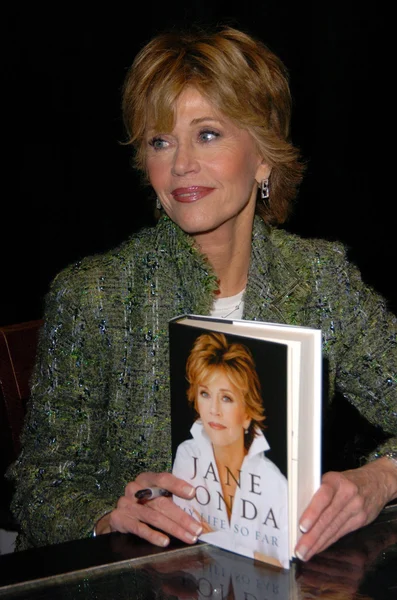 Jane Fonda firma su libro "Mi vida hasta ahora " — Foto de Stock