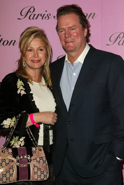 Kathy e Rick Hilton Paris pais no Paris Hilton Fragrance Launch Party em 5900 Wilshire Blvd. Los Angeles, CA. 12-03-04 — Fotografia de Stock