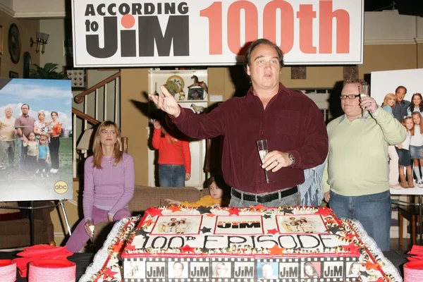 "According to Jim" 100th Episode Celebration — Stock Photo, Image