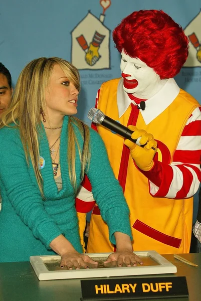 McDonald's Kicks Off World Children's Day 2004 — Stock Photo, Image