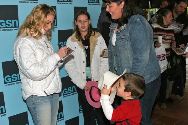 LeAnn Rimes greets fans — Stock Photo, Image