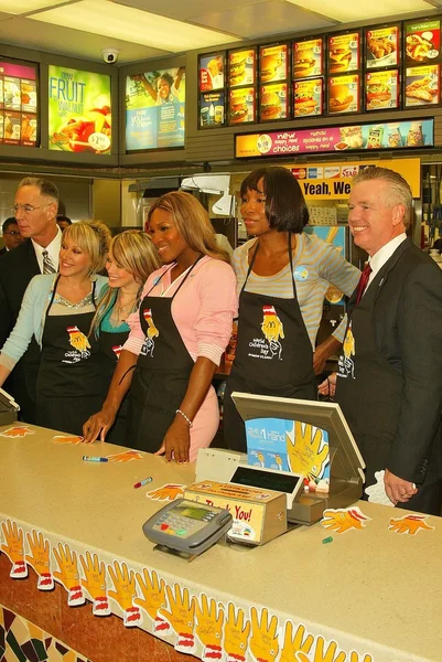 McDonald's Kicks Off World Children's Day 2004 — Stock Photo, Image