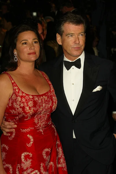 Кили Шей Смит и Пирс Броснан на церемонии вручения премии Vanity Fair Oscar Party в 2005 году, Джонс, Западный Голливуд, Калифорния — стоковое фото