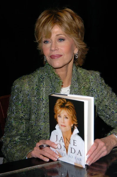 Jane Fonda Tegn hennes bok "Mitt liv så langt " – stockfoto