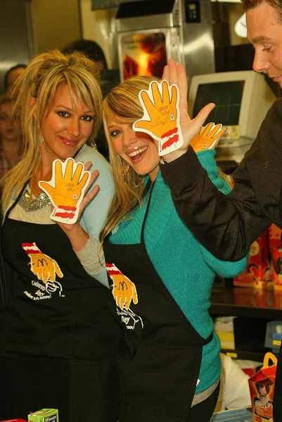 МакДоналд штовхає Всесвітній день допомоги дітям 2004 — стокове фото