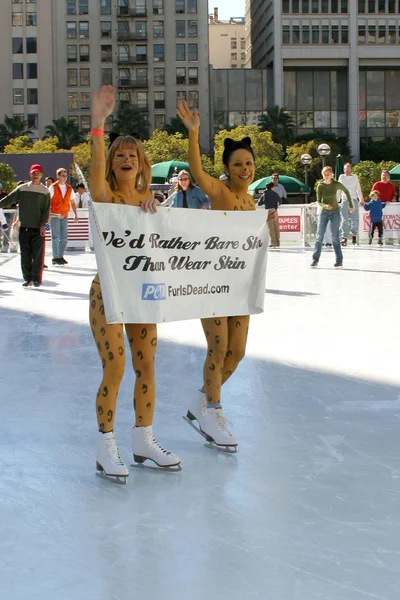 PETA 's Hot "Leopard Ladies" Anti-Fur Icecapade — стоковое фото