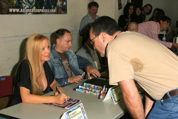 Cindy Margolis conoce a sus fans —  Fotos de Stock