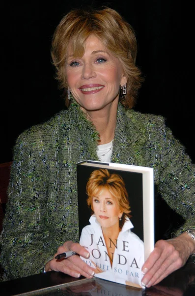 Jane Fonda firma su libro "Mi vida hasta ahora " — Foto de Stock