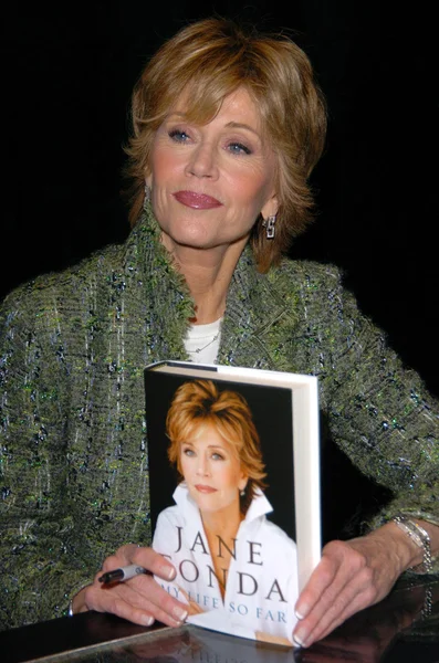 Jane Fonda Signs Her Book "My Life So Far" — Stock Photo, Image