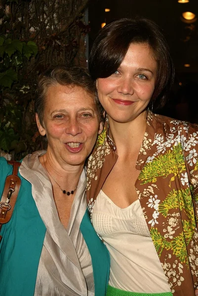 매기 질렌할과 어머니 나오미 — 스톡 사진