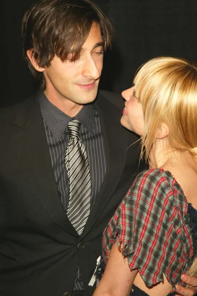 Adrien brody a datum na mezinárodním filmovém festivalu v palm springs 2005 ocenění, palm springs convention center, palm springs, ca 01-08-05 — Stock fotografie