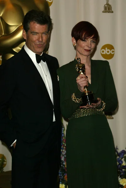 Pierce brosnan och sandiga powell — Stockfoto