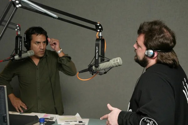 Kevin Smith and Leo Quinones at the 97.1 KLSXs Film Freek Show With Kevin Smith, In Studio, Los Angeles, CA 03-05-05 — Stock Photo, Image