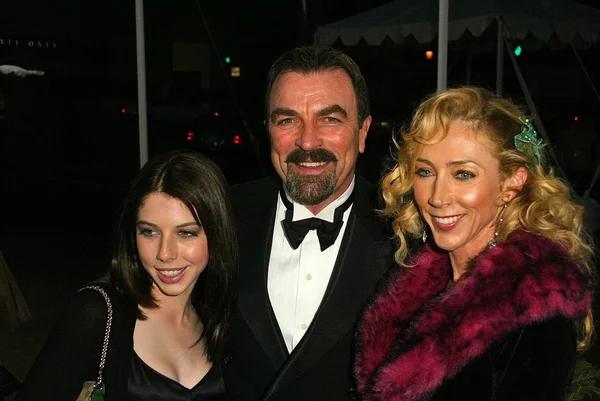 Tom Selleck (center), daugher Hannah and wife Jillie Mack — Stock Photo, Image