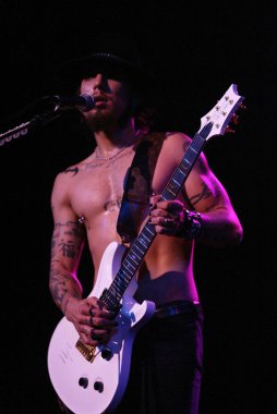 DKNY jeans sunar vanity fair step-up yararına konser