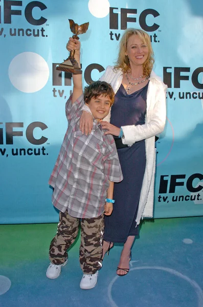 Virginia Madsen e o filho Jack Sabato — Fotografia de Stock